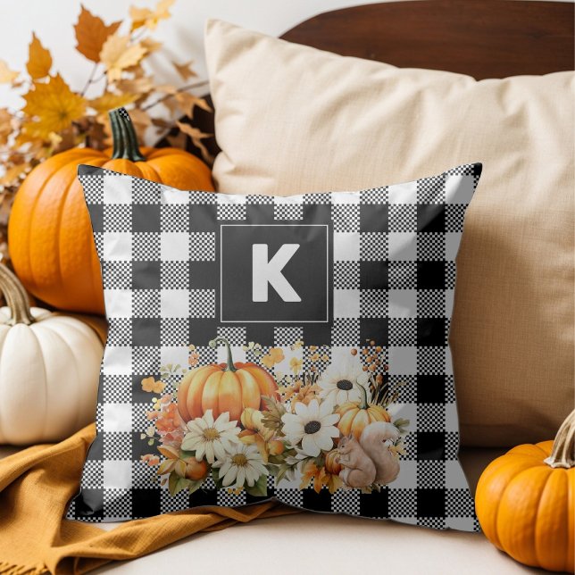 Rustikales Chic Schwarz-weiß Kariert Fall Garden M Kissen (Rustic Chic Black & White Plaid with fall garden of flowers, pumpkins and a cute squirrel)