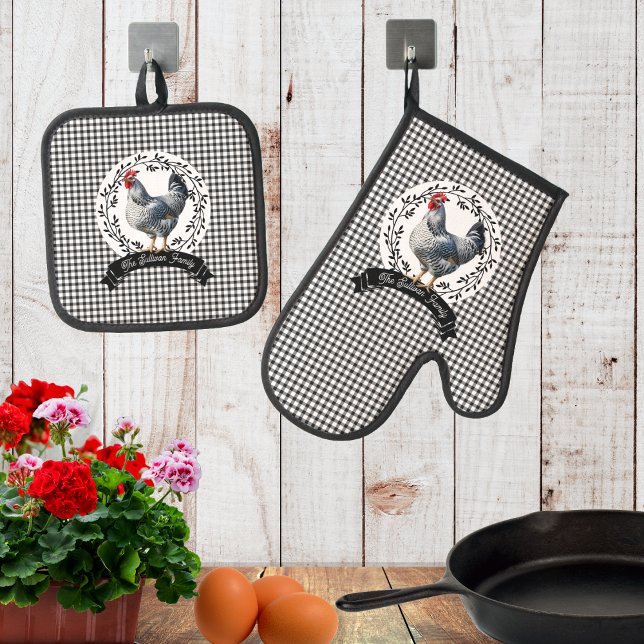 Rustikales Country Rooster Chicken BW Gingham Karo Ofenhandschuh & Topflappen-Set (Rustic Country Rooster Chicken BW Gingham Checks Family Name Oven Mitt and Pot Holder Set)