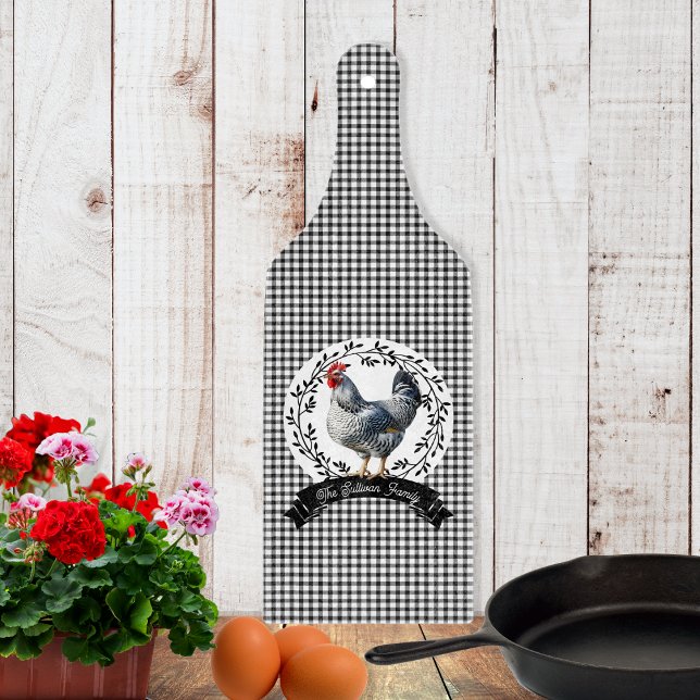 Rustikales Country Rooster Chicken BW Gingham Karo Schneidebrett (Rustic Country Rooster Chicken Black and White Gingham Checks Family Name Script Text Cutting Board)