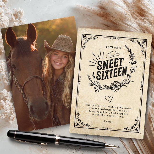Rustikales Cowgirl 16 . Geburtstag Foto Dankeskarte (Rustic beige cowgirl sweet sixteen thank-you card with floral design and western photo.)