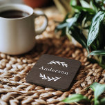 Rustikales Dunkelbraunes Holzlaurel Nachname Monog Getränkeuntersetzer<br><div class="desc">Dieses einfach elegante,  mit Monogramm Set mit einem  Getränkecoaster bietet Laubäume,  die einen Familiennamen umrahmen. Ein wunderschönes Geschenk für Neuvermählte oder neue Hausbesitzer. Ein dunkelwalnussbraunes Imitat mit Holzkornhintergrund verleiht dem Design einen rustikalen Look. Klassischer weißer Serifentext kann über Anpassen geändert werden.</div>