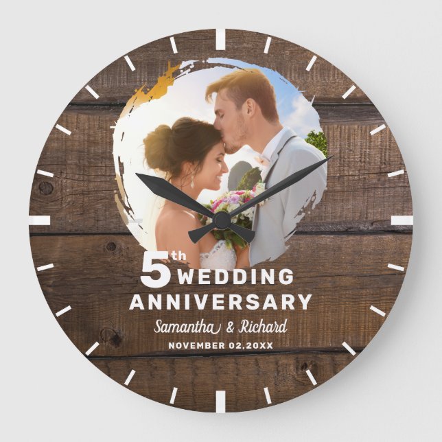 Rustikales dunkles Holz 5. Hochzeitstag Foto Große Wanduhr (Vorderseite)
