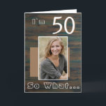 Rustikales dunkles Holz Inspiration 50. Geburtstag Karte<br><div class="desc">50 So,  was rustikale dunkle Holz Inspiration 50. Geburtstag Foto-Karte. Es kommt mit einem inspirierenden Zitat Ich bin 50 So Was auf einem rustikalen dunklen Holzstruktur-Hintergrund und ist perfekt für eine Person mit einem Sinn für Spaß. Sie können das Alter ändern und es mit Ihrem Foto personalisieren.</div>