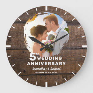 Rustikales dunkles Holz zum 5. Hochzeitstag Foto   Große Wanduhr