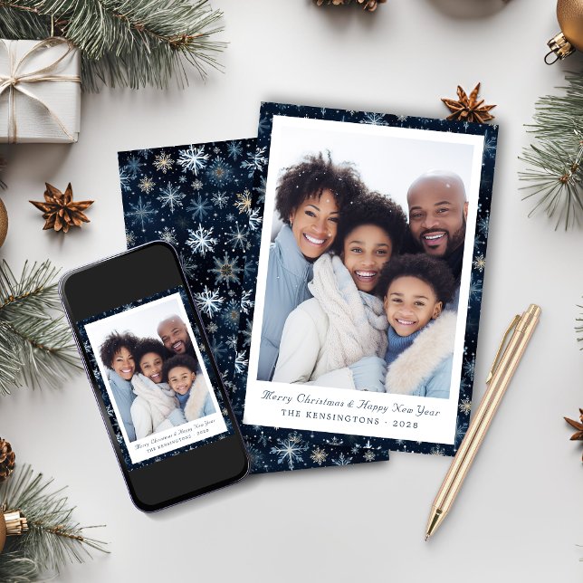 Rustikales Elegantes Blue Snowflakes Foto Feiertagskarte (Rustic Elegant Blue Snowflakes Holiday Photo Christmas Card)