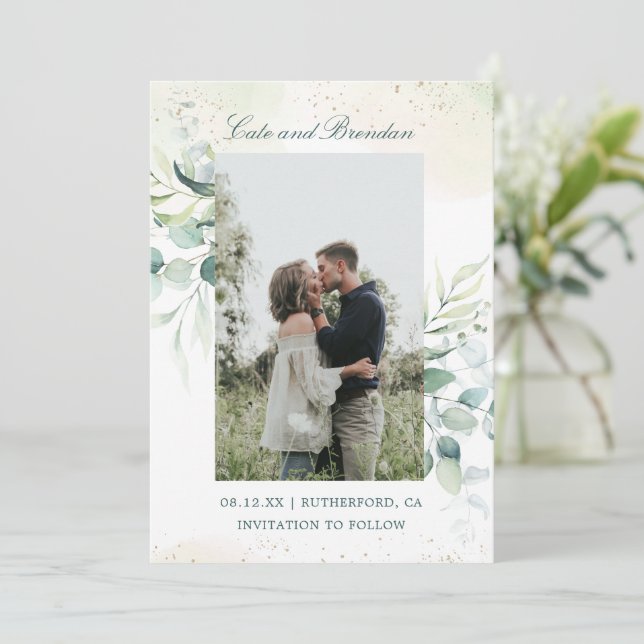 Rustikales Eukalyptus Grünes Foto Elegante Hochzei Save The Date (Stehend Vorderseite)