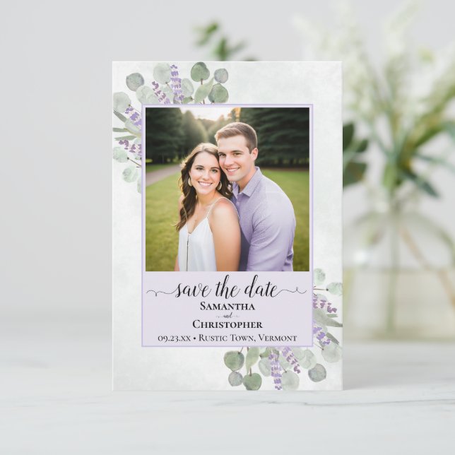 Rustikales Eukalyptus & Lavender Lila Hochzeitsfei Save The Date (Stehend Vorderseite)