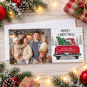 Rustikales Familienfoto mit Vintage-Rotem LKW Feiertagskarte