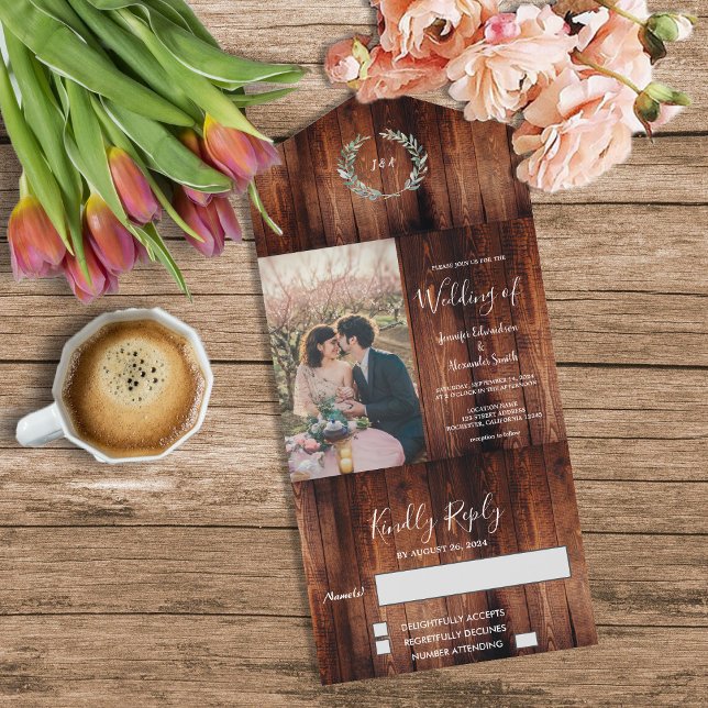 Rustikales Foto aus Holz in Monogramm All In One Einladung (Rustic barn wood, monogrammed, photo all in one country Wedding invitation.)