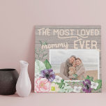 Rustikales Foto aus Holz und Blüten - die beliebte Künstlicher Leinwanddruck<br><div class="desc">Sweet Foto Leinwand für Ihre Mutter - ideal für den Muttertag oder ein Geburtstagsgeschenk. Die Vorlage ist für Sie bereit, um Ihr eigenes Foto hinzuzufügen und Sie können auch "mommy" zu Ihrem bevorzugten Titel (z.B. Mama, Mama, Mummy etc.) bearbeiten, wenn Sie möchten. Dieses Aquarell-Blumendesign besticht durch einen rustikalen, hellen Holzhintergrund...</div>