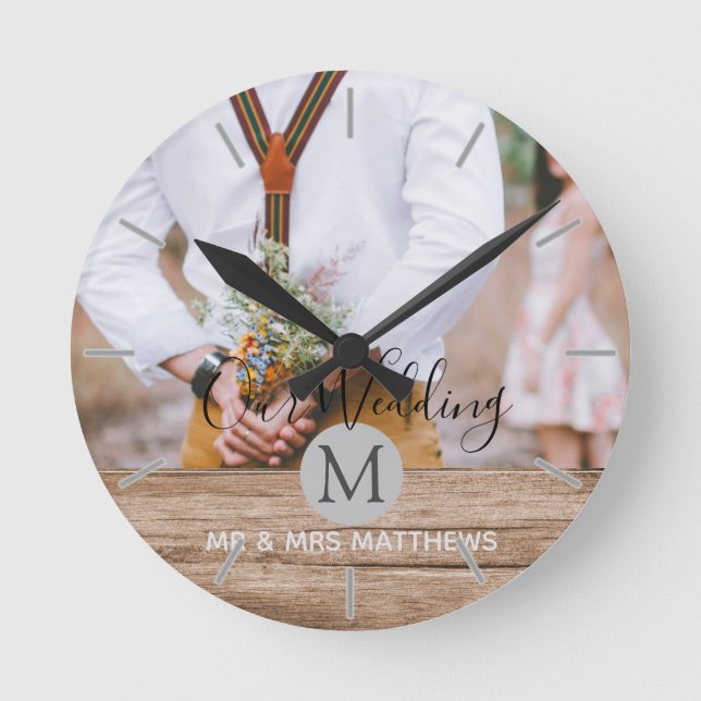Rustikales Foto Collage Monogram NEWLYWEDS WEDS Runde Wanduhr (Vorderseite)