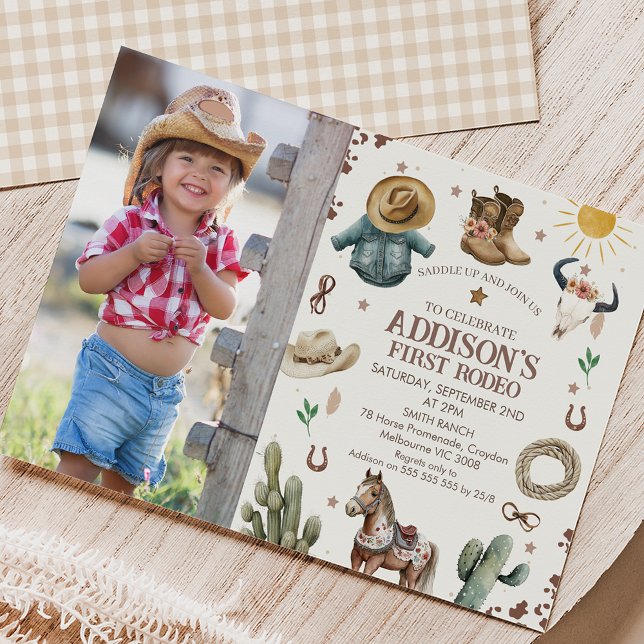 Rustikales Foto Erster Rodeo Wild West 1. Geburtst Einladung (Cute girls first rodeo 1st birthday invitation featuring a horse, cowgirl boots and more.)
