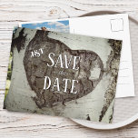 Rustikales Foto für das Herz von Holz Save the Dat Ankündigungspostkarte<br><div class="desc">Herzlichen Glückwunsch zu Ihrer Verlobung! Speichern Sie die Date Ankündigungen sind der erste große Schritt in der Hochzeitsplanung! Dieses Design zeichnet sich durch ein rustikales Ambiente aus, mit einem gravierten Herz auf einem Baum mit Ihrer Monogramm-Save the Date Postkarte mit einem großen Foto auf der Kartenrückseite. Der Schriftart kann eine...</div>
