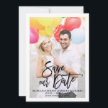 Rustikales Foto für die Handschrift von Pinselstri Save The Date<br><div class="desc">Eine stilvolle,  senkrechte,  Save the Date flache Karte mit einer modernen Kalligraphie mit Blätter. Personalisieren Sie diese Karte,  indem Sie Ihr eigenes Foto und Ihre Daten hinzufügen. Eine Version mit Flachkarte ist verfügbar.</div>