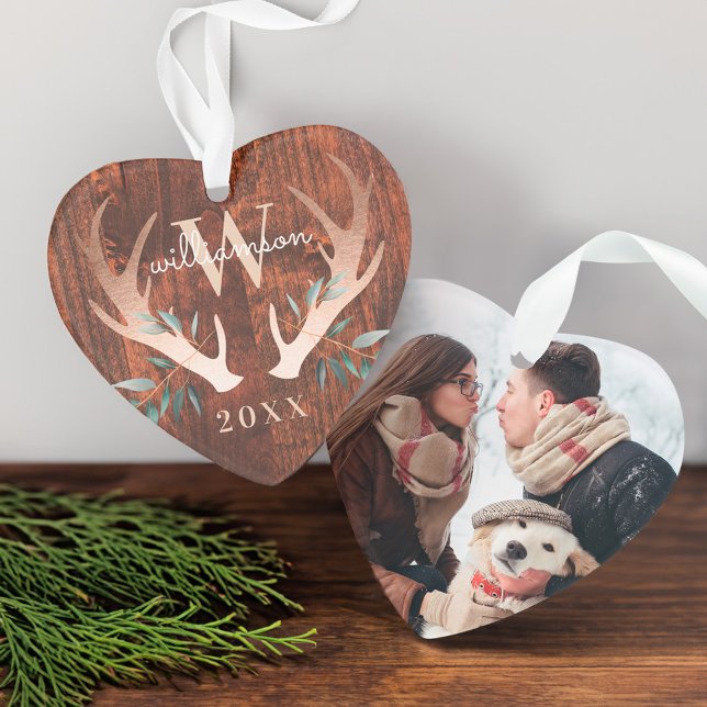 Rustikales Foto für Hirsche und Grünpflanzen Ornament (Rustic Wood Deer Antler & Greenery Monogram Photo Ornament)