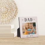 Rustikales Foto für Personalisierten Vater Fotoplatte<br><div class="desc">Eine bezaubernde,  individuelle Tafel für den Vatertag,  Geburtstage oder neue Väter bietet ein beliebtes Foto mit "Vater" oben in rustikalen Schriften. Personalisieren Sie mit dem Jahr,  in dem er ein Vater wurde,  oder fügen Sie eine benutzerdefinierte Nachricht oder Name.</div>