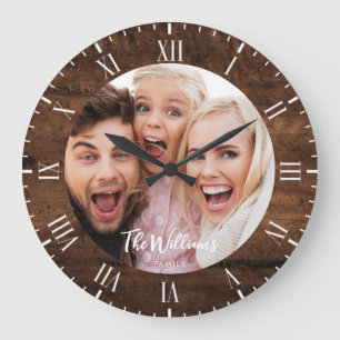 Rustikales Foto mit modernem Skript mit großer Uhr