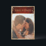 Rustikales Foto Red Gold Flat Save the Date<br><div class="desc">Eine wunderschöne Foto Hochzeit "Save the Date" Karte für alle Ihre Familie und Freunde, um sie freundlich zu Ihrem besondere Anlass einladen. Der knallrote rustikale Hintergrund ist so reich. In Imitaten vergoldet Glitzer zu Set den Ton für romantische und klassische Eleganz. Gold Splashes beenden diese hübsche Hochzeitsnote "Save the Date"....</div>