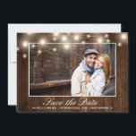 Rustikales Foto | SAVE THE DATE<br><div class="desc">Diese Save the Date Karte verfügt über einen rustikalen Holzhintergrund und Streichellichter,  die es auch für ein Foto erlaubt. Mit dieser Karte können Sie Ihren Gästen das Gefühl von Scheune,  Landkreis,  Weinberge und Hochzeit geben.</div>