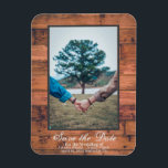 Rustikales Foto Save the Date Holz personalisieren Magnet<br><div class="desc">Mit diesem Magneten können Sie Ihre Daten speichern. Rustikales Holz mit einem personalisierten Foto. Es wird auf dem Kühlschrank gehen und die Menschen an das Datum erinnern,  auch an UAWG erinnern,  wenn sie die Einladung erhalten:)</div>