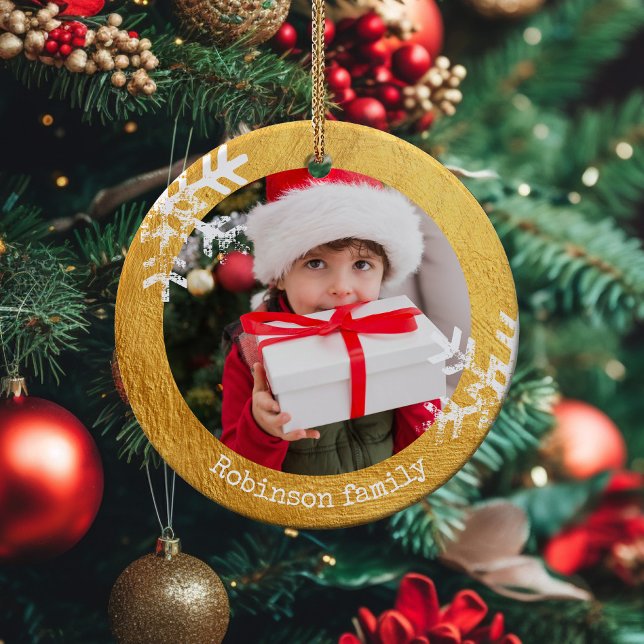 Rustikales Foto Schneeflocken Keramik Ornament (Rustic snowflake family holiday keepsake photo ornament perfect for gifts to bring joy to others.)