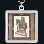 Rustikales Fox Stepping auf einem Baumstamm Versilberte Kette<br><div class="desc">Dieser rustikale Ausdruck illustriert einen Fuchs vor einem Kiefernbaum. Die Farben sind in sanften Pastellfarben gehalten,  und das Bild hat traditionelle Motive im braunen Gama. Dieses Design wäre eine perfekte Ergänzung zu Ihrer Landhausdekoration.</div>
