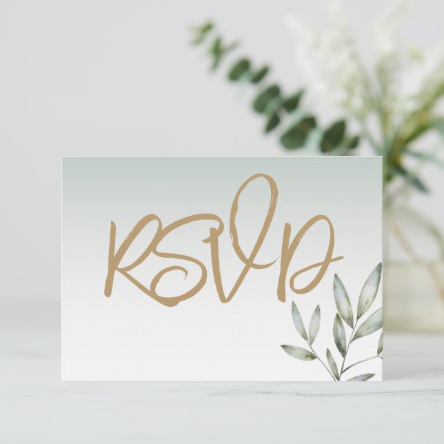 Rustikales Gold Script und Sage Green Foliage Hoch RSVP Karte (Stehend Vorderseite)