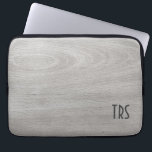 Rustikales Grau Wood Grain Monogramm Laptopschutzhülle<br><div class="desc">Wunderschöne rustikale,  hellgraue Holzkörnchen mit Ihren Monogramm Buchstaben-Initialen. Das perfekte Gehäuse zum Schutz Ihres Laptops. Beruflich für Zuhause,  Büro oder Schule.</div>