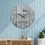 Rustikales graues Holz 50. Gold Hochzeit Jubiläum Große Wanduhr<br><div class="desc">50. goldene Hochzeitstag-Uhr mit einem rustikalen Look.</div>