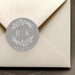 Rustikales Gray Botanical Wreath Wedgram Runder Aufkleber<br><div class="desc">Maßgeschneiderte botanische Hochzeitsticker mit elegantem,  beigen Kranz mit Paarinitialen und dem Hochzeitstermin auf graubraunem Hintergrund. Ideal für Hochzeiten speichern Sie die Daten,  Umschläge,  Gastgeschenk Hochzeit Packungen und mehr.</div>