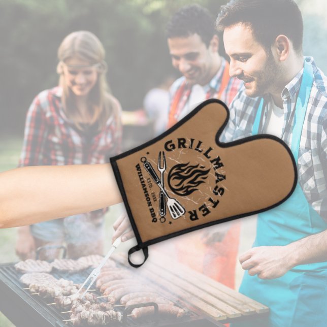 Rustikales GRILLMASTER, kundenspezifisch braun und Ofenhandschuh & Topflappen-Set (Grill Master Oven Mitt design on an arm with a backyard BBQ.)