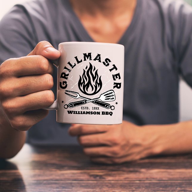 Rustikales GRILLMASTER / Vater Jokes Custom Kaffeetasse (Man holding a Grill Master Design mug.)