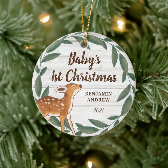 Rustikales Grün Deer Baby's erstes Weihnachtsfest- Keramik Ornament (Baum)