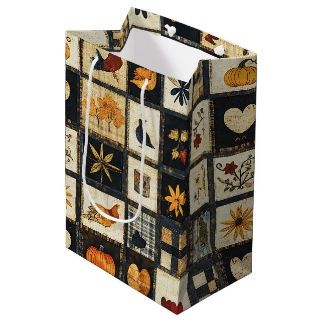 Rustikales Herbst-Quilmuster | Bauernhaus Patchwor Mittlere Geschenktüte (Vorderseite Schrägansicht)