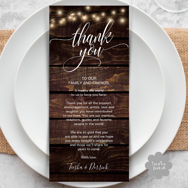 Rustikales Hochzeitsessen Vielen Dank Platzierung  Programm (Rustic Wedding Dinner Thank you Place Setting Card in cottage dark brown wood string lights)