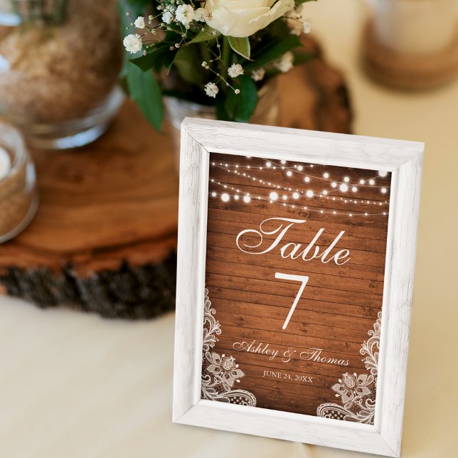 Rustikales Hochzeitsholz Tischnummer (Rustic Table Card with String Lights.)