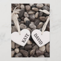 Rustikales Hochzeitspazierengehen am Ufer des Meer