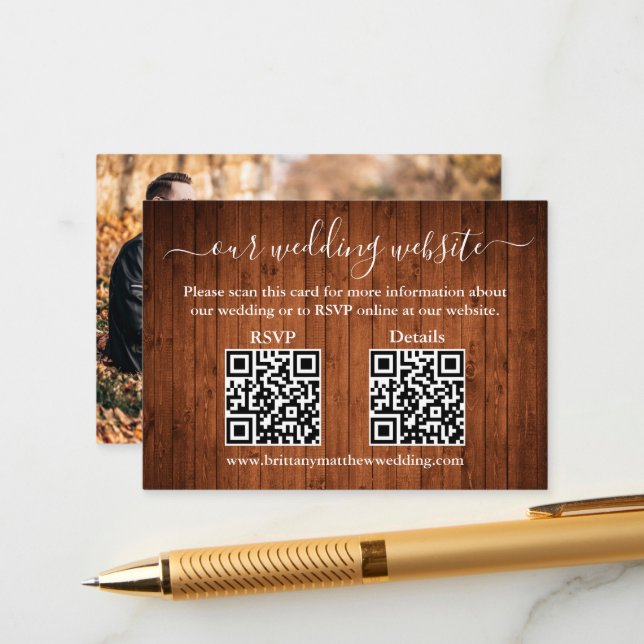 Rustikales Holz 2 QR Foto Hochzeit RSVP Details Begleitkarte (Vorderseite/Rückseite Beispiel)