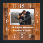 Rustikales Holz 5 Jahre Jubiläum Foto Quadratische Wanduhr<br><div class="desc">Die mit Foto personalisierte Rustikale Holzwand ist ein perfektes Geschenk für 5 Jahre Jubiläum. Personalisieren Sie sich mit dem Namen und dem Jahr. Das Meilenstein 5. Jubiläum Geschenk ist traditionell Holz verwandte Geschenke.</div>