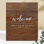 Rustikales Holz aussehen Hochzeitsessen Probe Begr Poster<br><div class="desc">Wir haben diesem einfachen, lebhaften Probe-Dinner-Willkommens-Poster-Template eine Pause mit "Willkommen" in einem fließenden modernen Schriftart gegeben. Wir Liebe der stilisierten, länglichen blüh an beiden Enden des Wortes. Wir haben Weiß für diesen und den anderen Text gewählt, auf einer reichen und rustikalen Basis, die das Aussehen von Holz hat. Bitte beachten...</div>