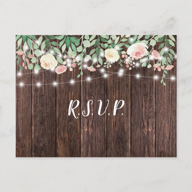 Rustikales Holz Blush Floral Lights Hochzeit rsvp Einladungspostkarte (Vorderseite)