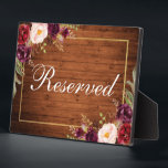 Rustikales Holz Burgund Hochzeitsreserviert 12x18 Fotoplatte<br><div class="desc">Rustikales Holz Wasserfarben florales Burgundy Marsala Goldrahmen Hochzeitsreserviert 12x18 Table Plaque</div>