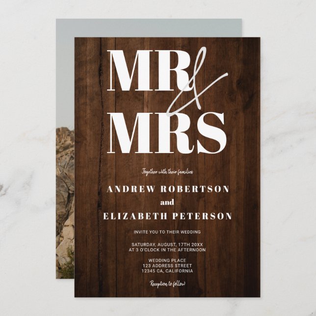 Rustikales Holz fett Mr. Mrs. script Foto Hochzeit Einladung (Vorne/Hinten)