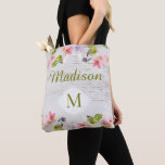 Rustikales Holz florale Bridesmaid Trendy Monogram<br><div class="desc">Unsere Tasche aus Monogramm wird mit einem rustikalen,  weißen Holzpink und grünem Blumendruck und einem weißen Rahmen für Ihren ersten Auftakt verziert. Passen Sie Ihren Namen und Ihre Initialisierung an. Sehen Sie sich unsere komplette Produktpalette in unserem Zazzle-Shop an.</div>