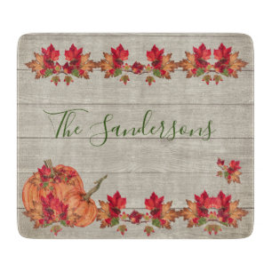 Rustikales Holz Herbst Orange Pumpkins Herbstlaub Schneidebrett