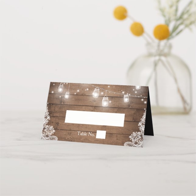 Rustikales Holz Mason Jar String Lights Hochzeit Platzkarte (Vorderseite)