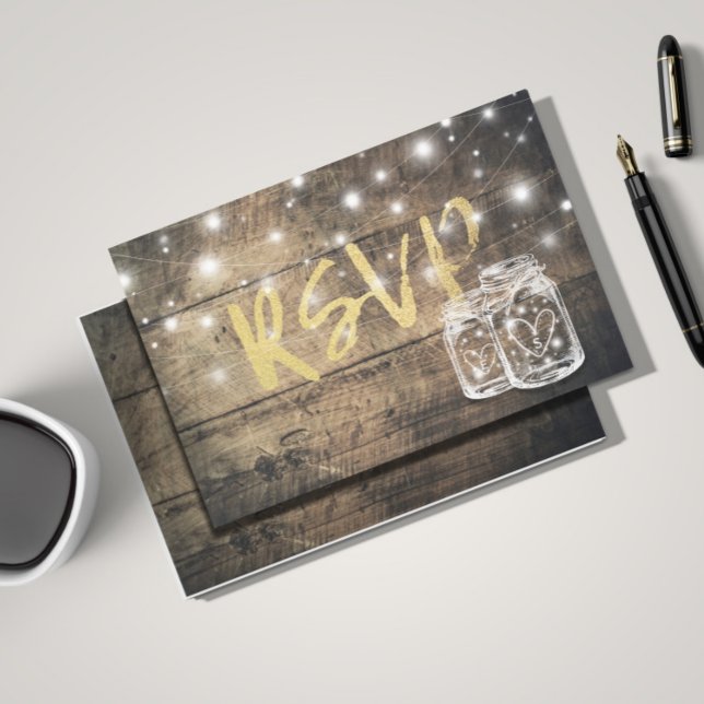 Rustikales Holz & Mason Jar String Lights Wedding  Einladungspostkarte (Von Creator hochgeladen)
