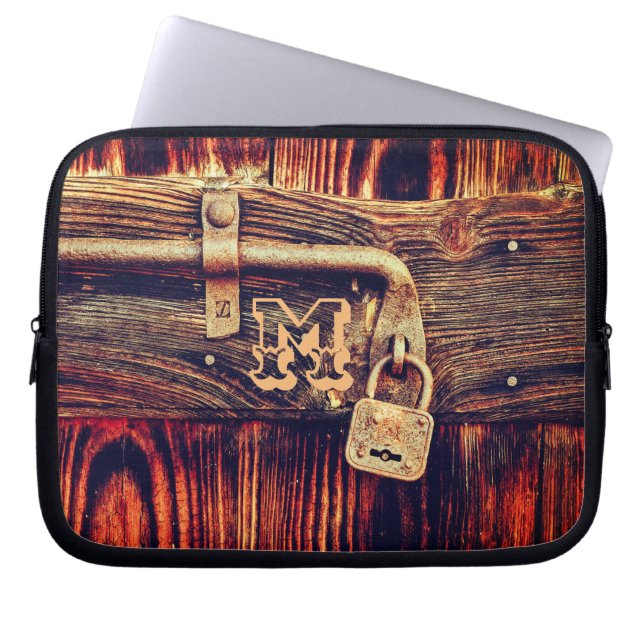 Rustikales Holz mit Messingschloss, braun Laptopschutzhülle (Vorderseite)