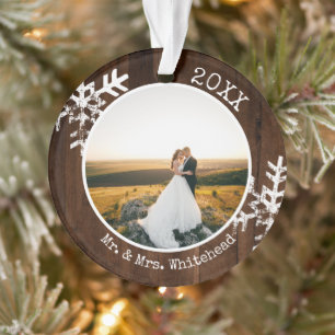 Rustikales Holz Neu verheiratete Schneeflocke Foto Ornament
