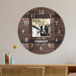 Rustikales Holz Personalisiertes Foto Hochzeit Jah Große Wanduhr<br><div class="desc">Wedding clocks to personalize with the paar's foto and last name. The rustic wood background adds a country chic look. Great gift for weddings,  anniversaries und new home housewarming .</div>